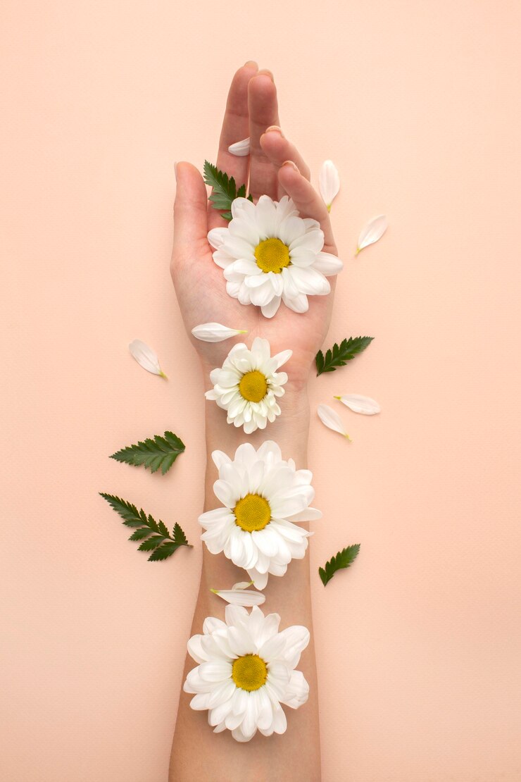 Photo gratuit main avec des pétales de fleurs