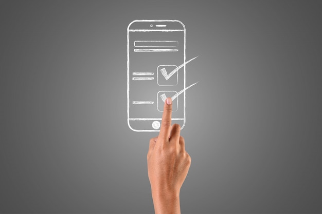 La main qui joue le smartphone est écrite avec une craie blanche à la main, dessinez le concept.