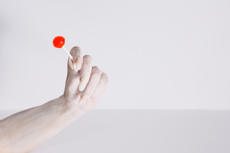Photo gratuit main de sorcière avec lollipop