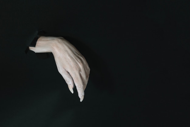 Main de sorcière avec des ongles longs