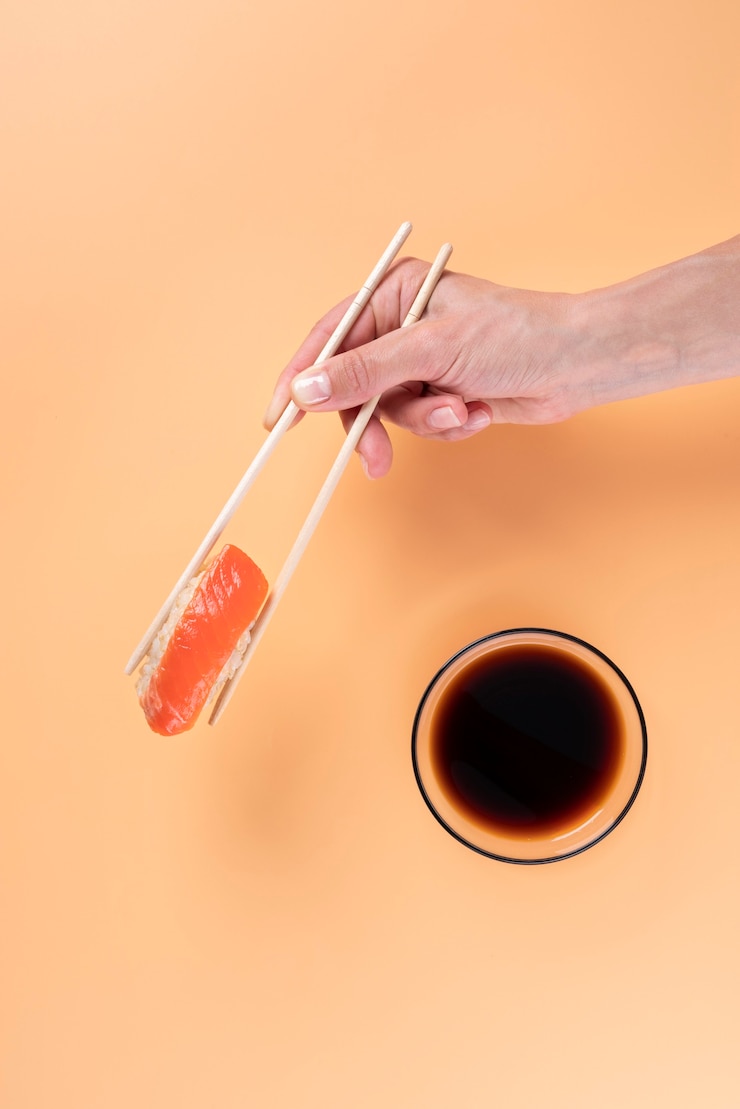 Photo gratuit main tenant des baguettes se bouchent