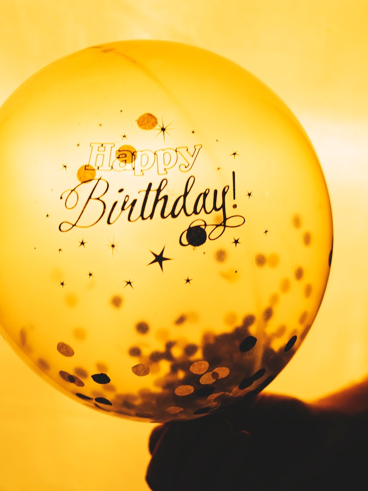 Photo gratuit main tenant le ballon joyeux anniversaire