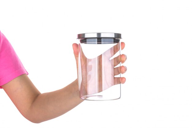 Une main tenant un bocal en verre