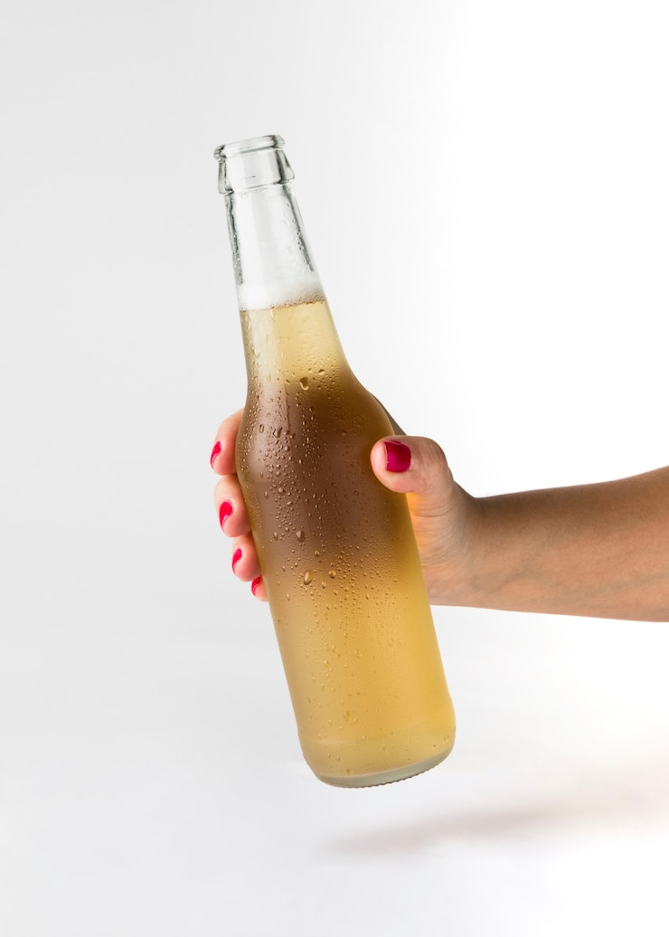 Photo gratuit main tenant une bouteille de bière