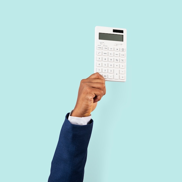 Photo gratuite main tenant la calculatrice dans le concept de finance
