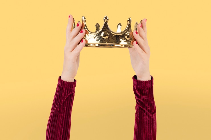 Photo gratuit main tenant le concept de marketing de classement de la couronne