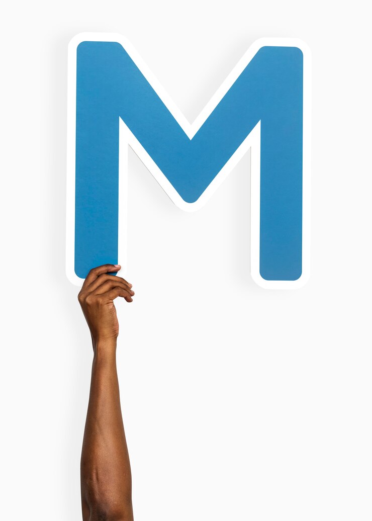 Photo gratuit main tenant la lettre m