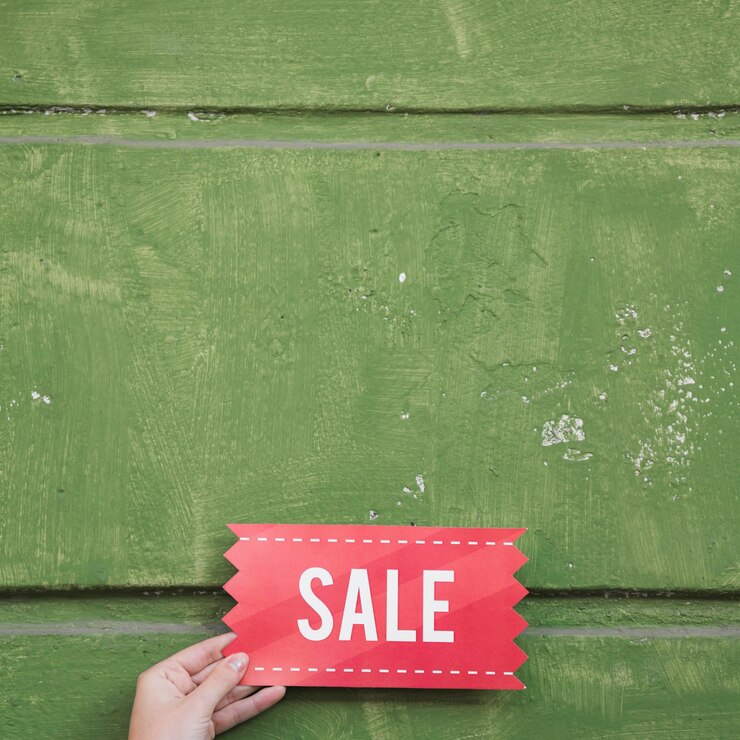 Photo gratuit main tenant une pancarte de vente