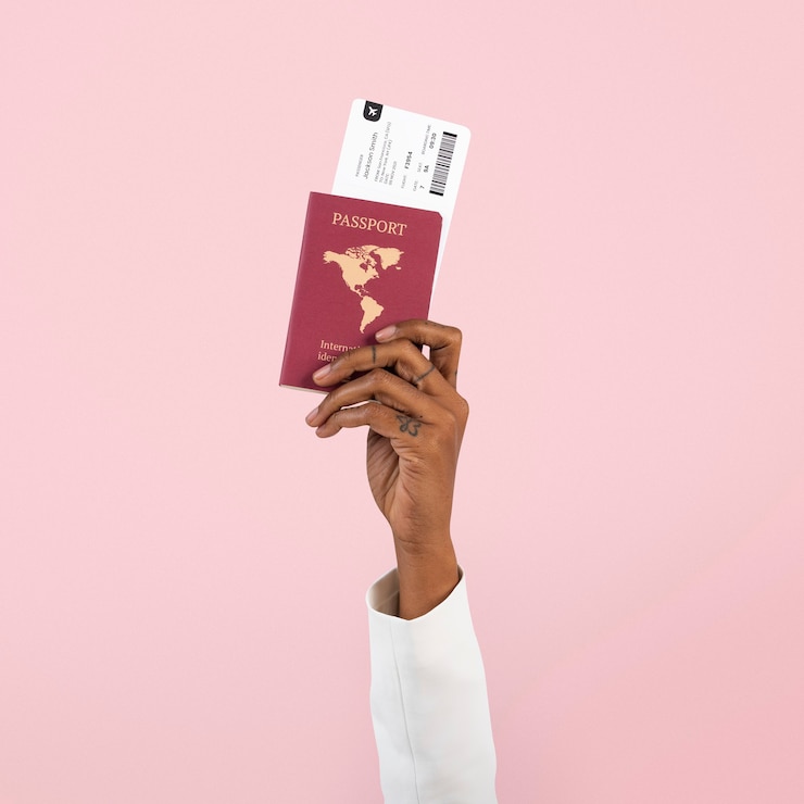 Photo gratuit main tenant le passeport nouveau voyage normal
