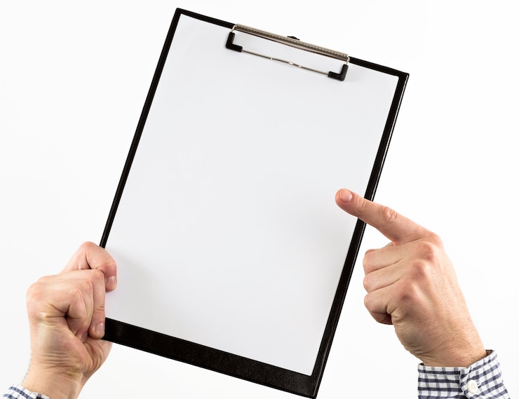 Photo gratuit main tenant le presse-papiers et pointant dessus