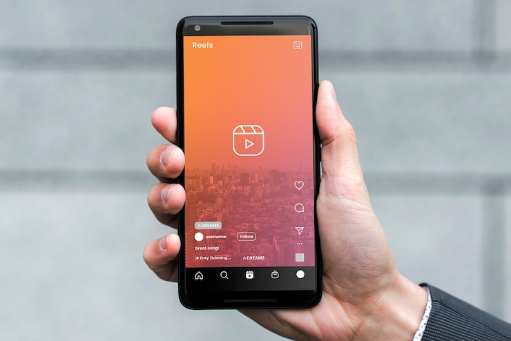 Photo gratuit main tenant un smartphone avec des bobines