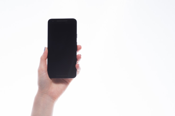 Photo gratuit main tenant un smartphone