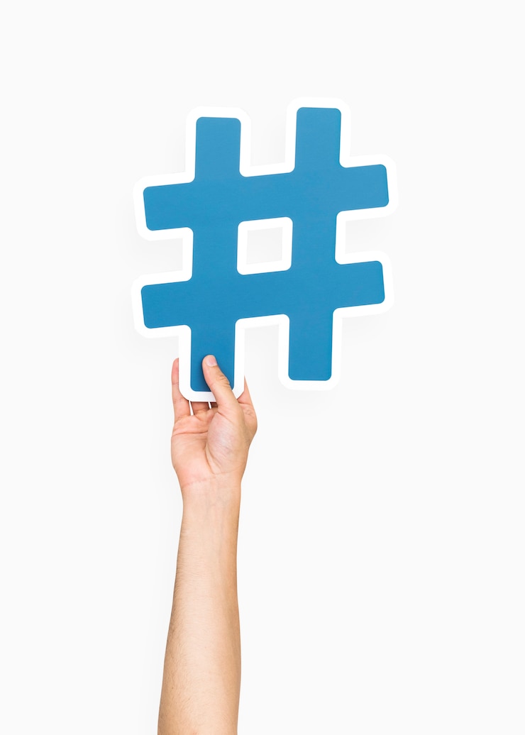Photo gratuit main tenant le symbole hashtag
