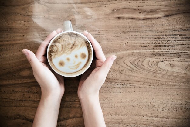 Main tenant une tasse de café chaud - personnes avec concept de café