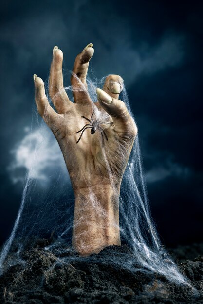 Main de zombie effrayant avec araignée