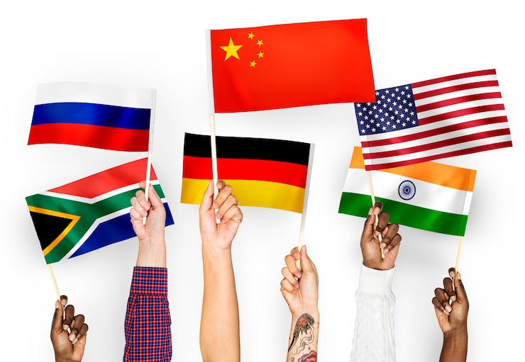 Photo gratuit mains agitant des drapeaux de chine, d'allemagne, d'inde, d'afrique du sud et de russie