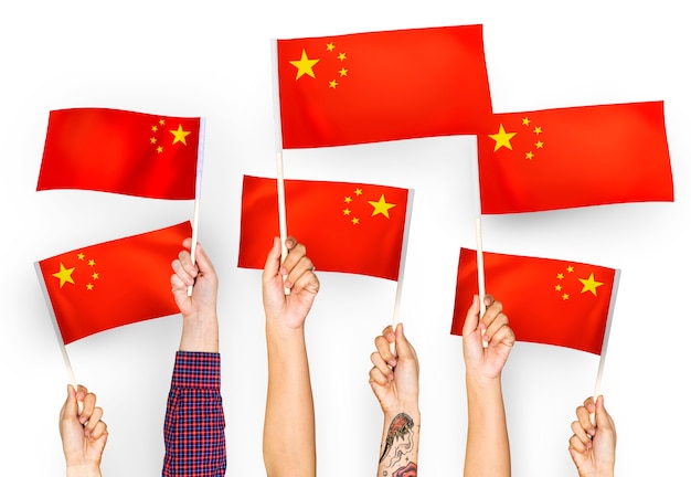 Photo gratuite mains agitant des drapeaux de chine
