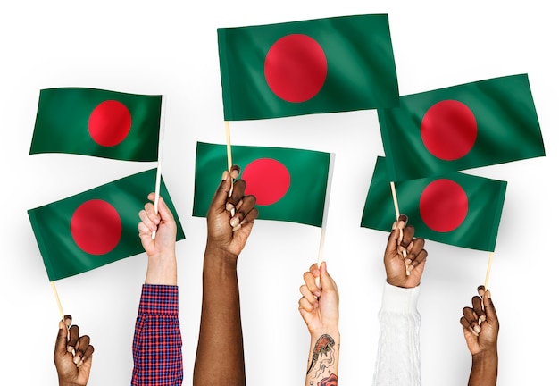Mains agitant des drapeaux du Bangladesh