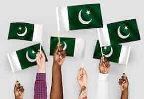 Photo gratuite mains agitant des drapeaux du pakistan