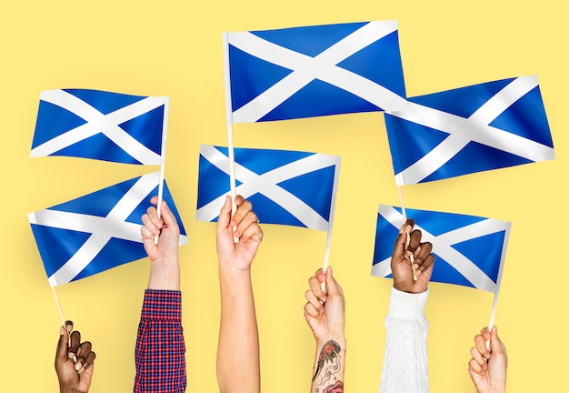 Mains agitant des drapeaux de l&#39;Ecosse