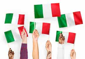 Photo gratuite mains agitant des drapeaux d'italie