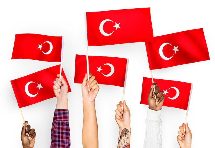 Photo gratuit mains agitant des drapeaux de la turquie