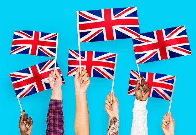 Mains agitant l&#39;Union Jack