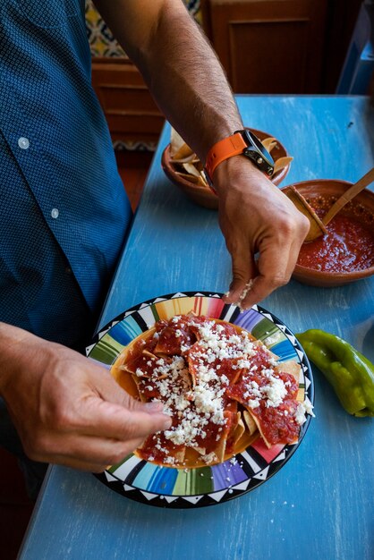 Mains à angle élevé préparant le repas