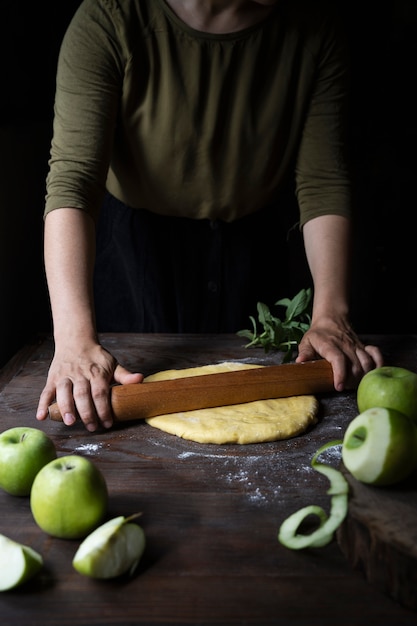 Mains à angle élevé roulant la pâte