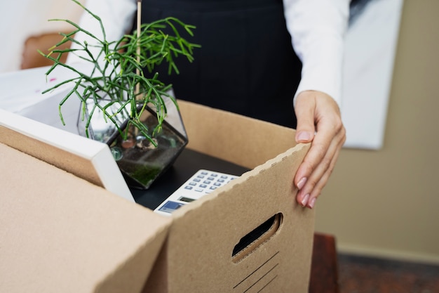 Mains à angle élevé tenant une boîte en carton