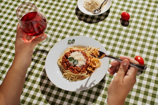 Photo gratuite mains à angle élevé tenant une fourchette et un verre