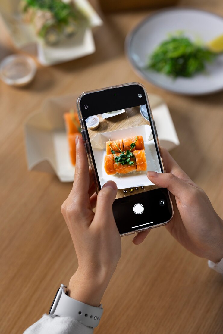 Photo gratuit mains à angle élevé tenant un smartphone