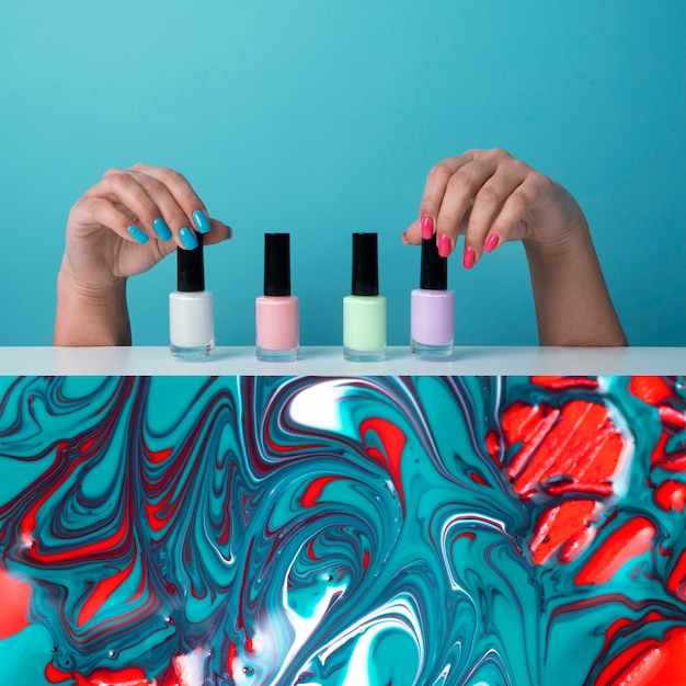 Photo gratuite mains aux ongles colorés