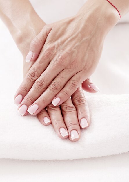 Mains avec de beaux ongles. Concept de soins des ongles et de manucure