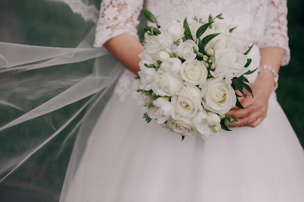 Les mains avec un bouquet