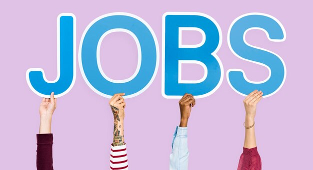 Les mains brandissant des lettres bleues formant le mot jobs