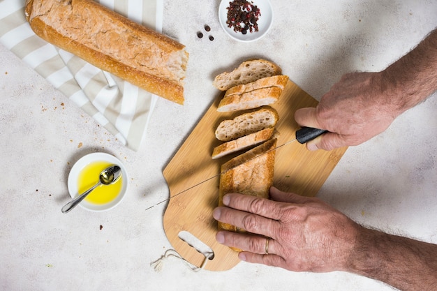 Mains coupant des miches de pain