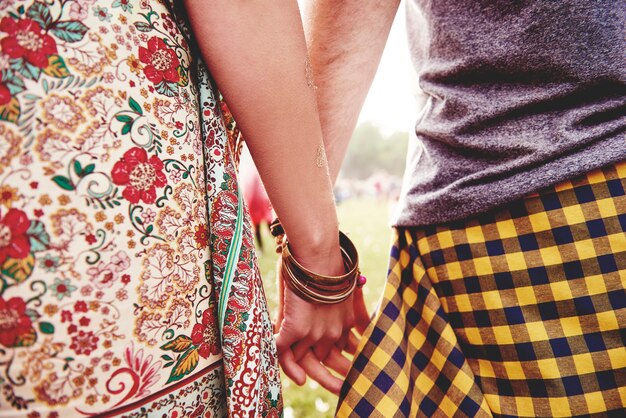 Mains de couple au festival