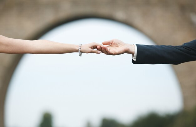 Mains de couple dans la rue