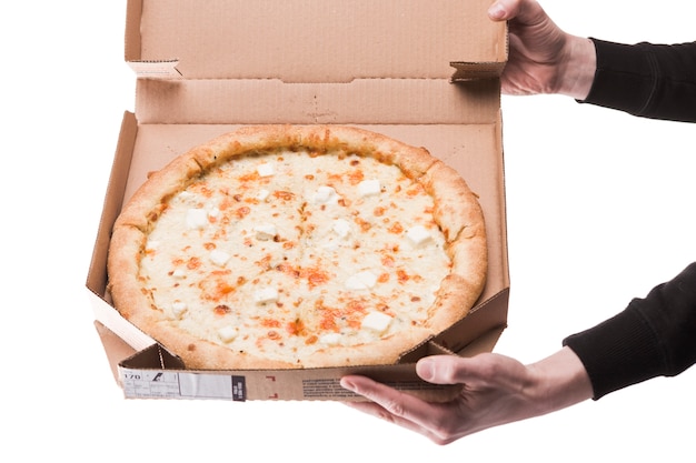 Photo gratuite mains de culture montrant la boîte avec pizza