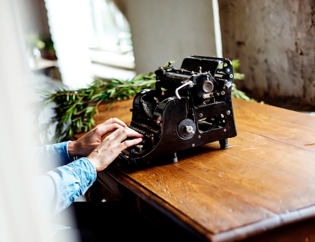 Mains, dactylographie, machine à écrire