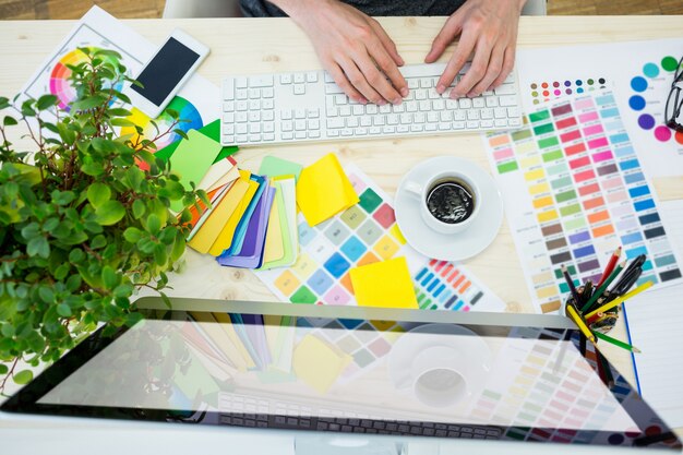 Mains de designer graphique mâle en utilisant l&#39;ordinateur