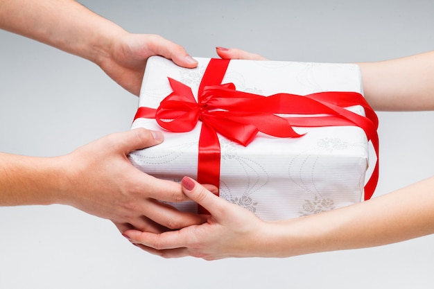 Mains donnant et recevant un cadeau