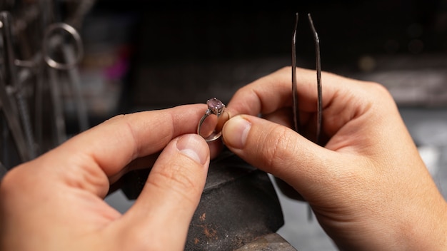 Photo gratuite les mains du bijoutier fabriquent des bijoux