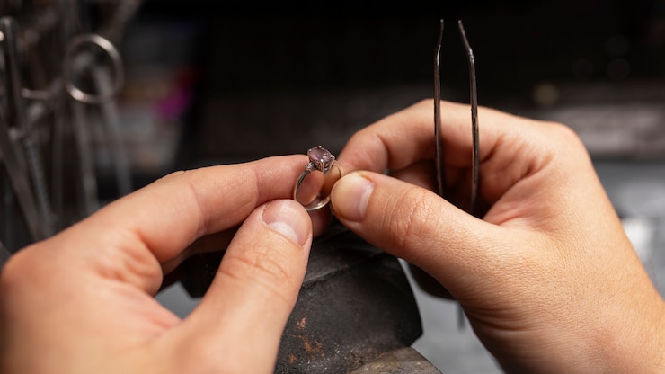 Photo gratuit les mains du bijoutier fabriquent des bijoux