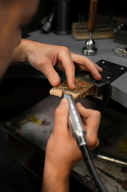 Les mains du bijoutier fabriquent des bijoux