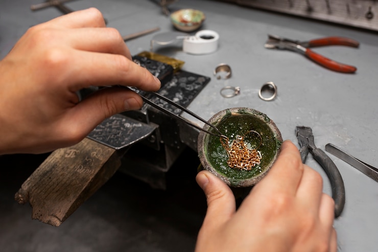 Photo gratuit les mains du bijoutier fabriquent des bijoux