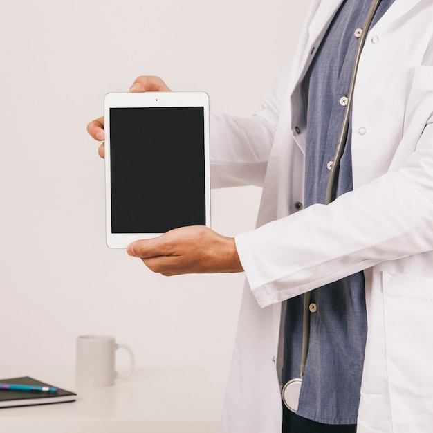 Les mains du docteur tenant l&#39;ipad