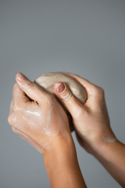 Les mains du sculpteur tenant de l'argile