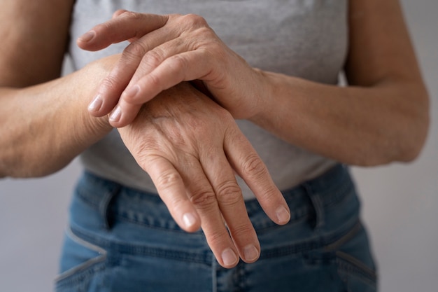 Mains élégantes de vieille femme